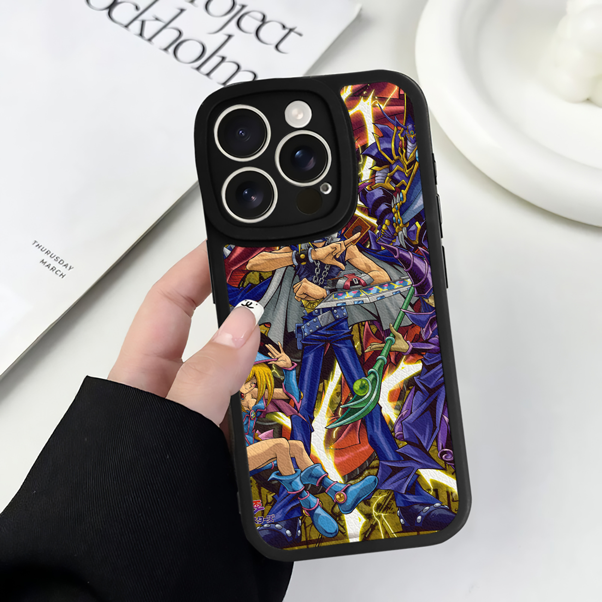 （画像用） 遊☆戯☆王 Yu-Gi-Oh! 【iPhone 16シリーズ対応】シリコンスマホケース（レザー調） 材質：シリコン